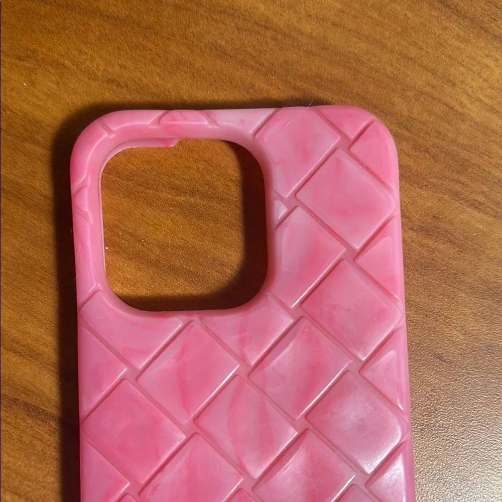 Bottega Veneta Pink Quilted iPhone 14 pro Case - Picture 4 of 4
